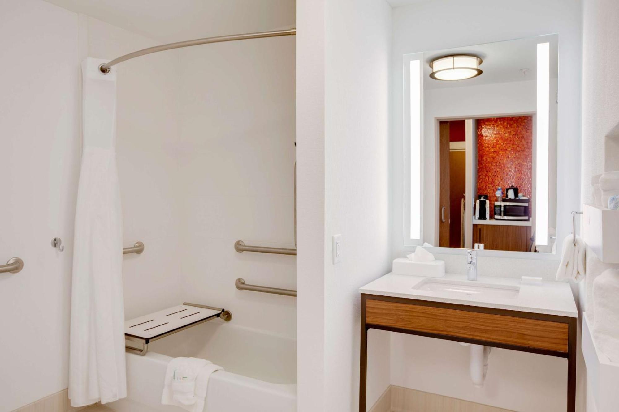 King Room with Tub - Mobility and Hearing Access