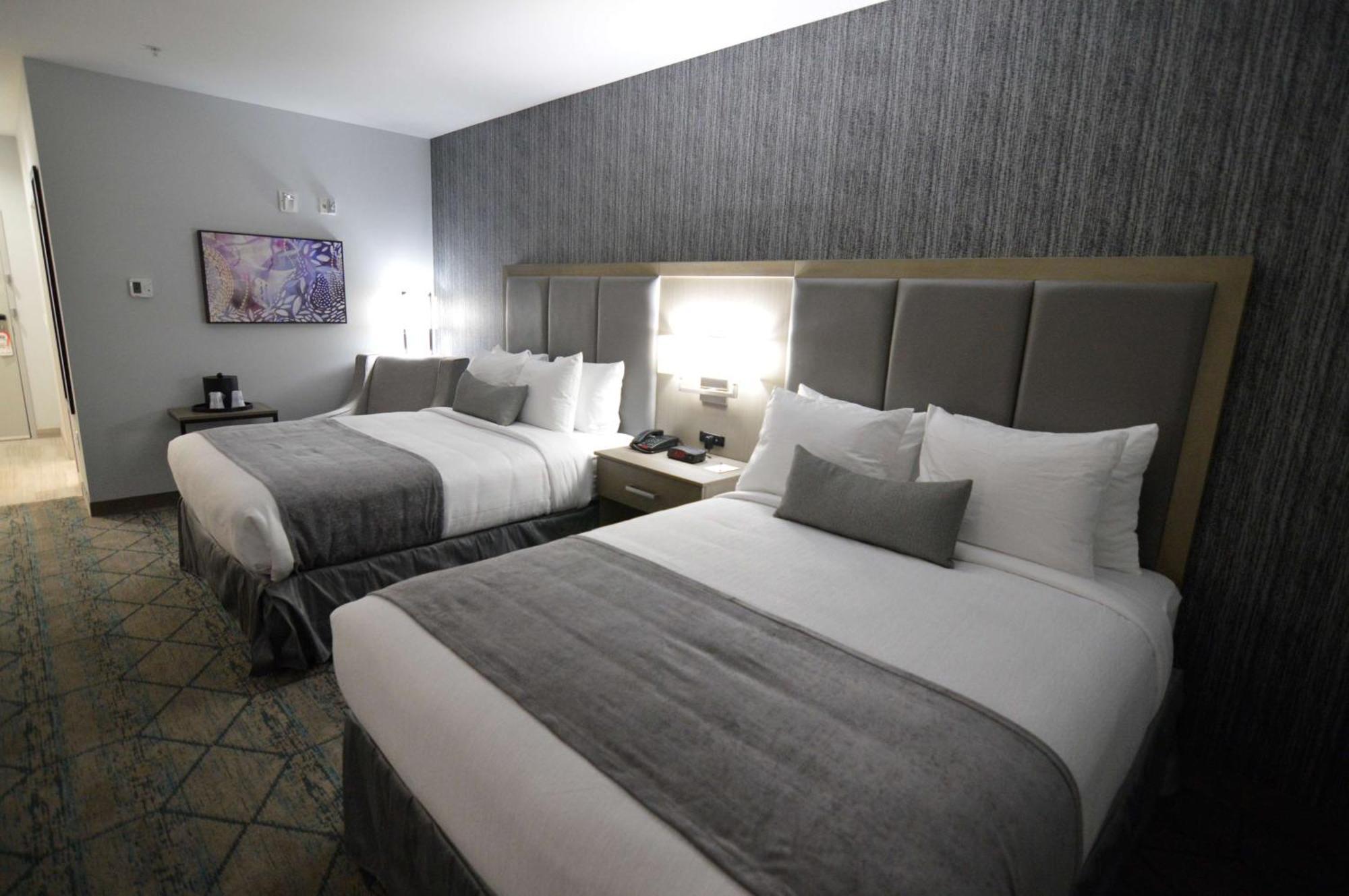 Queen Room Two Queen Beds Mobility Accessible Bathtub